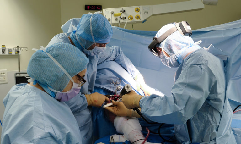 [PREMIERE EN EUROPE] Une chirurgie de l'épaule réalisée avec des lunettes de réalité mixte à Tours et à Lyon