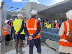 Une vingtaine de membres de la Chambre de Commerce et d’Industrie d’Indre-et-Loire se sont rendu sur le chantier pour une visite de notre Nouvel Hôpital Psychiatrique en construction.