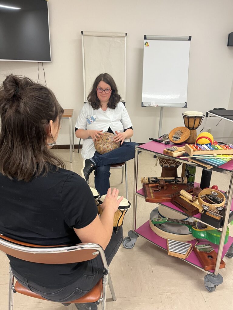 Au CHRU de Tours, une musicothérapeute accompagne les patients pris en charge en rhumatologie